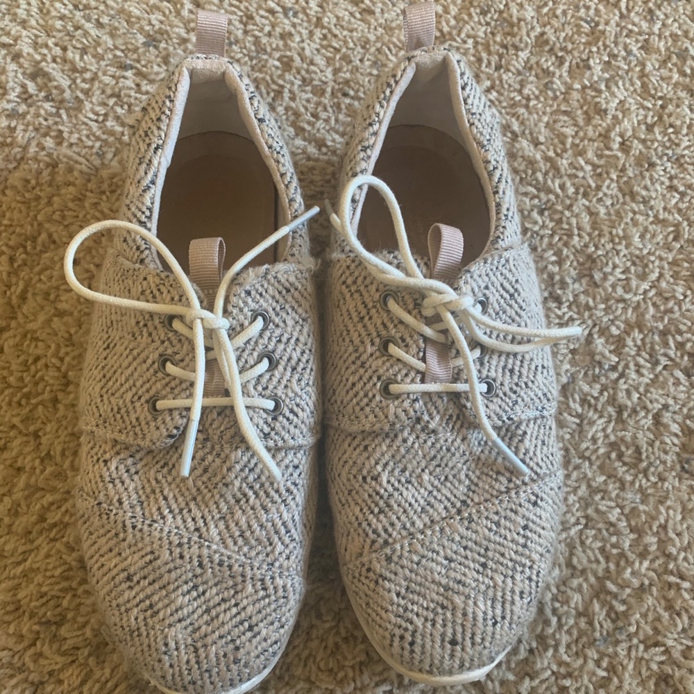 Tom’s sneaker. Women’s size 8
